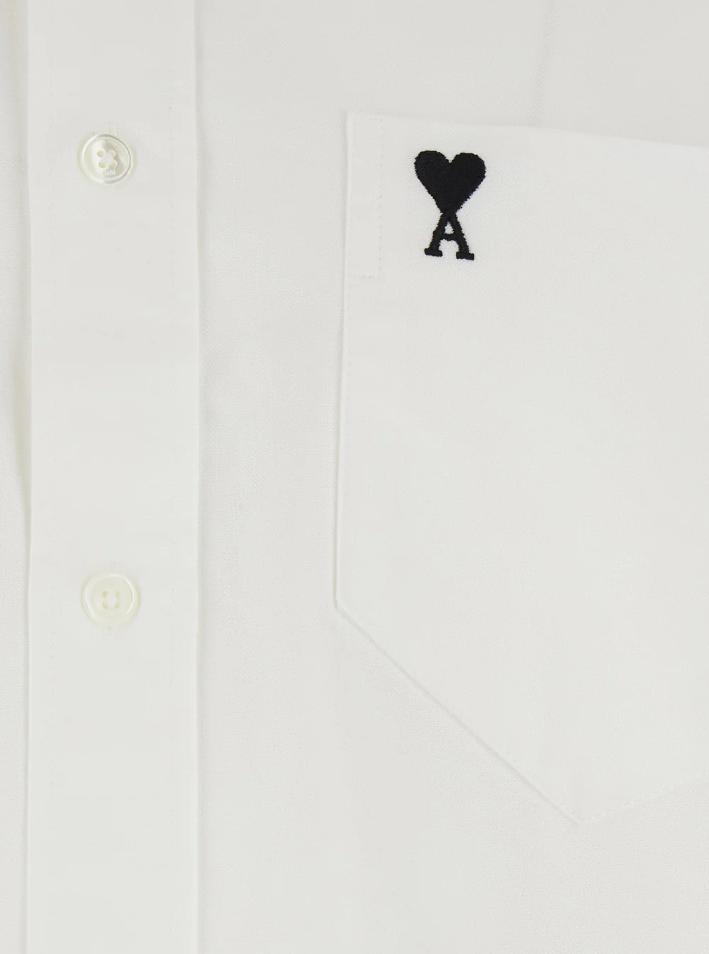AMI Paris Quota - Boxy Camisa de Manga Curta com Gola Botonê e Blusa Branca com Bordado ADC