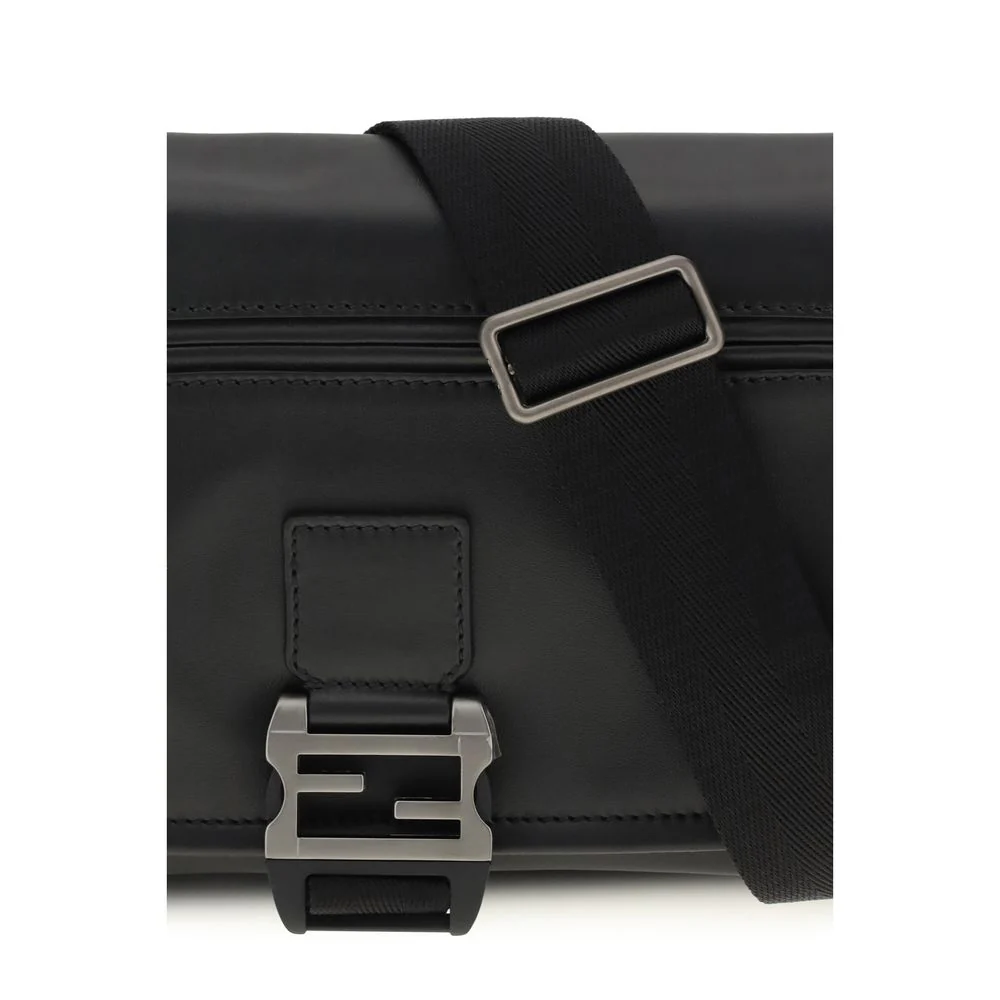 Bolsa de Ombro Bos Taurus de Couro de Novilho Preto Fendi
