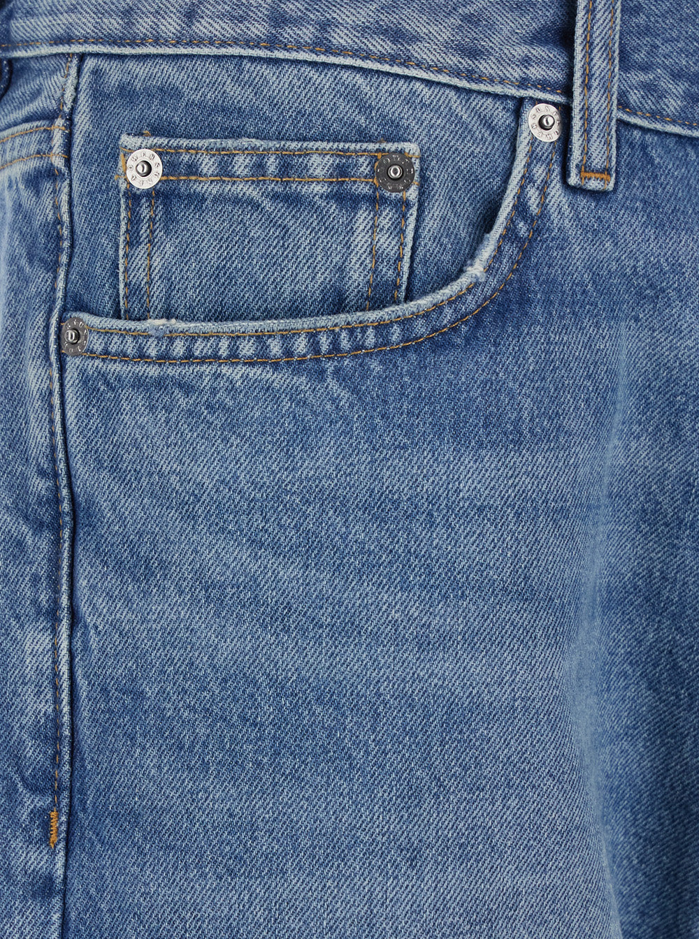 Calças de Denim Azul com Alças para Cinto e Patch com Logotipo na Parte de Trás no Homem Denim Blu Calças de Denim Azul com Alças para Cinto e Patch com Logotipo na Parte de Trás no Homem Denim Blu