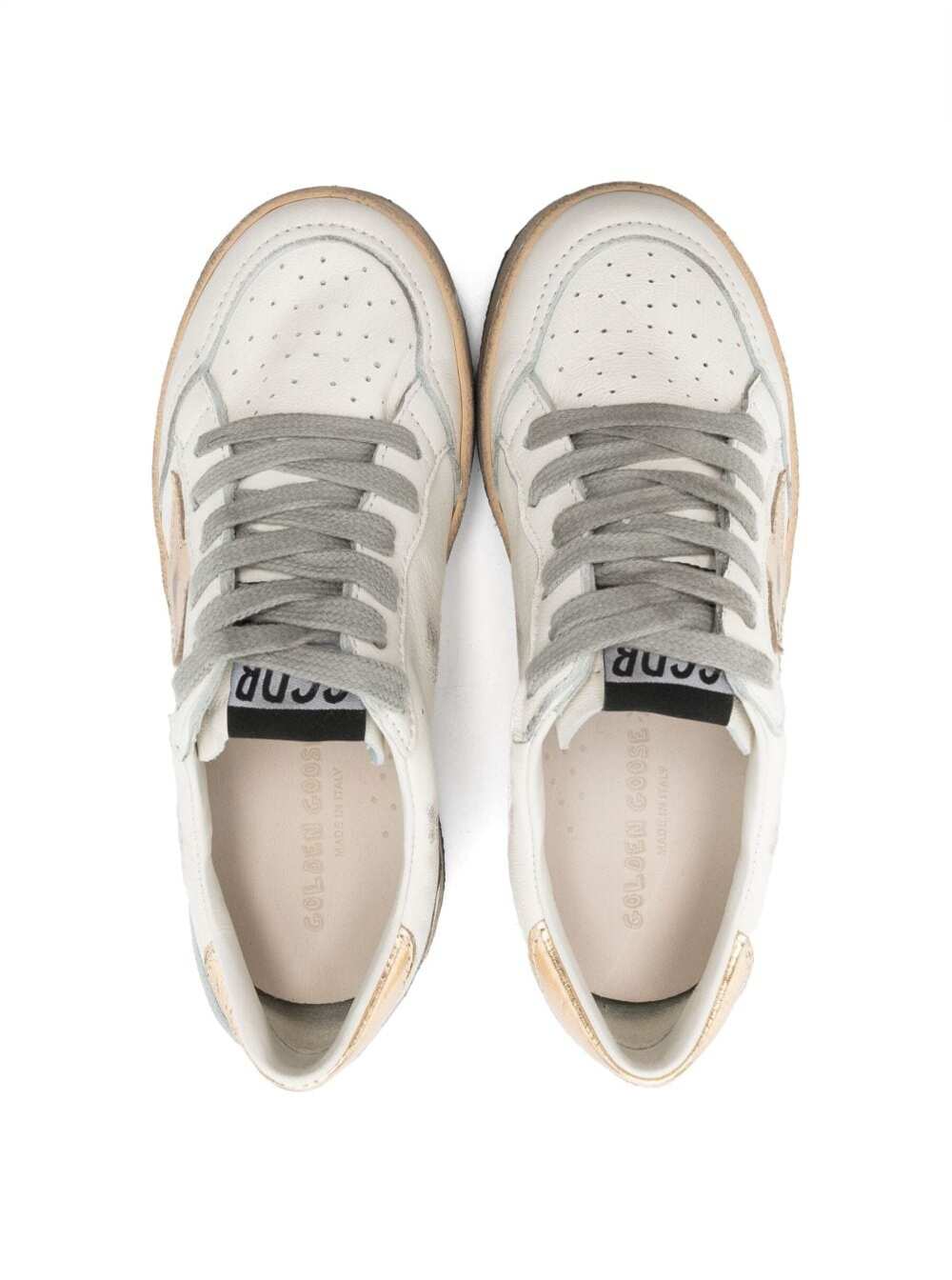 Sapatilha Golden Goose Kids Ballstar Low Top com Patch de Estrela no Lado e Letras Maxi na Parte de Trás em Couro Branco para Crianças de Ovino e Vaca