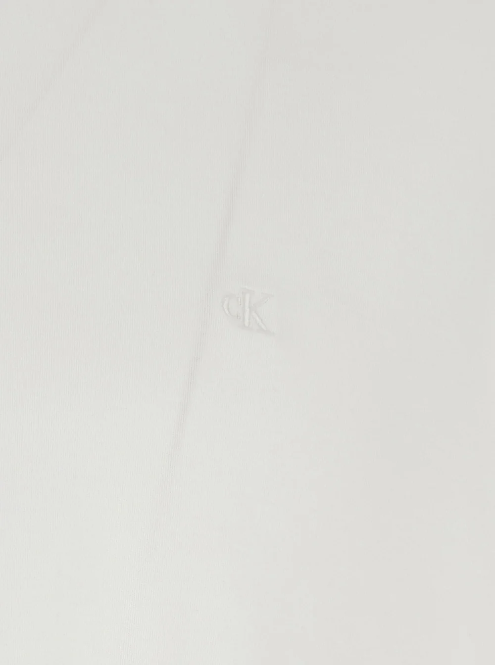 Camiseta Branca Calvin Klein com Logotipo Tone-on-Tone na Frente em Camisetas de Homem e Camisetas Polo Camiseta Branca Calvin Klein com Logotipo Tone-on-Tone na Frente em Camisetas de Homem e Camisetas Polo