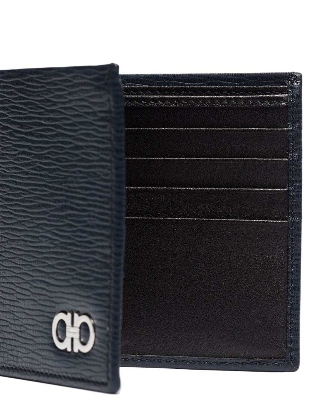 Carteira Ferragamo com Logotipo Metálico na Frente em Couro Azul para Homens Azul Calf Produtos Carteira Ferragamo com Logotipo Metálico na Frente em Couro Azul para Homens Azul Calf Produtos
