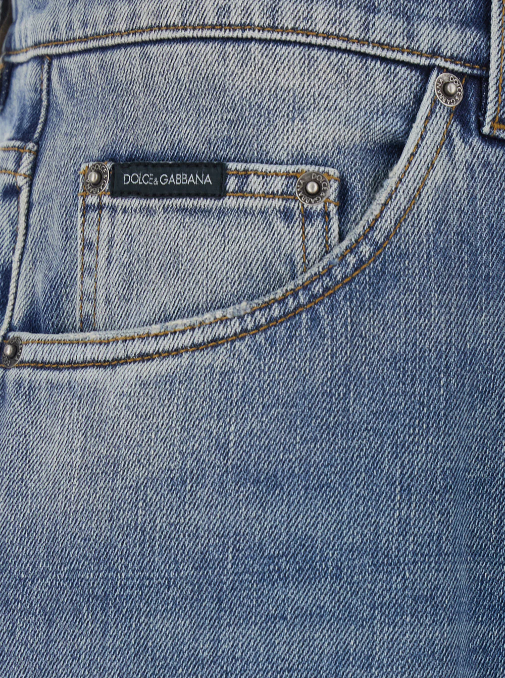 Calças de algodão azuis Dolce & Gabbana com patch de logotipo na parte de trás em denim para homem Blu