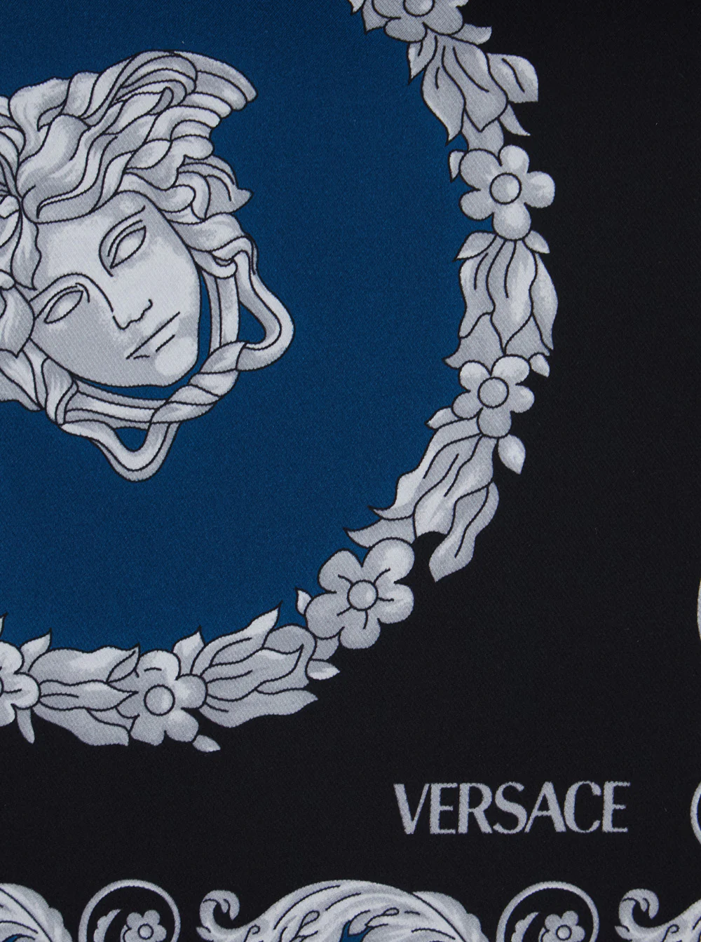 Papel de seda Versace Azul com motivo barroco em todo o tecido em Seda para Homens Azul Cachecóis e Foulards Papel de seda Versace Azul com motivo barroco em todo o tecido em Seda para Homens Azul Cachecóis e Foulards