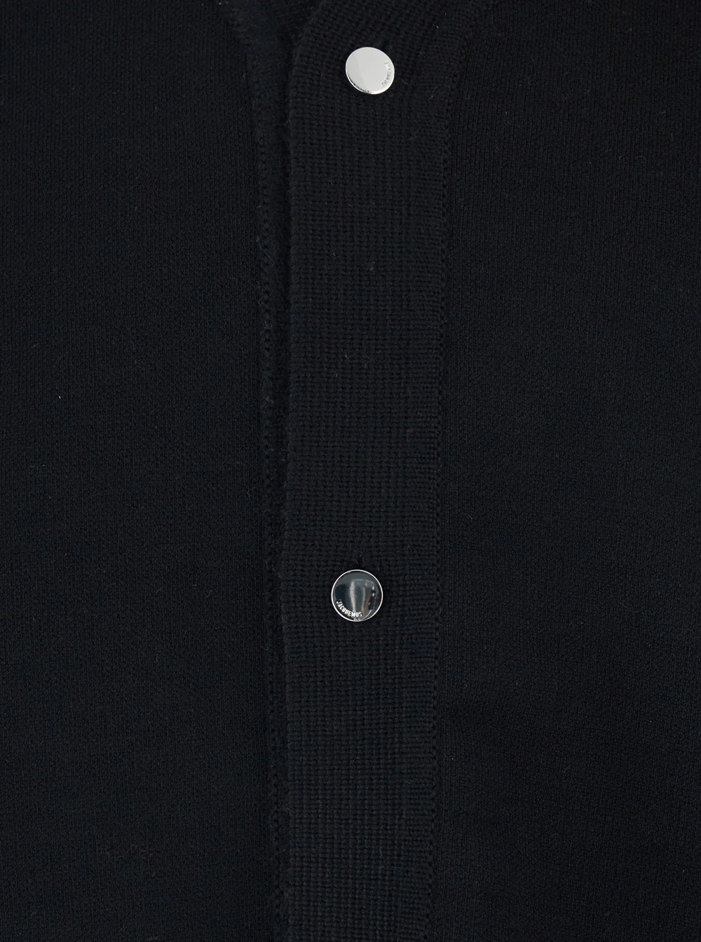 Cardigã Jacquemus Preto com Decote em V e Logotipo J nas Costas em Malha de Lã Cardigã Jacquemus Preto com Decote em V e Logotipo J nas Costas em Malha de Lã